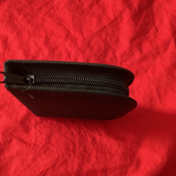 Compact Sewing Kit with Multicolor Threads - Picture 6 of 9